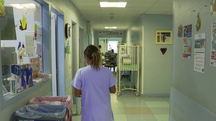 Confronté à une triple épidémie, le secteur hospitalier est en grande tension, toujours fragilisé à un manque de personnels médicaux et soignants. (FRANCEINFO)