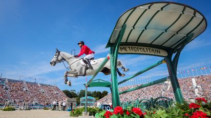 Une bouche de métro s'est invitée à Versailles. Christian Kukuk et son cheval Checker 47 passent au-dessus, le 6 août, devant un public conquis. (ROLF VENNENBERND / DPA)