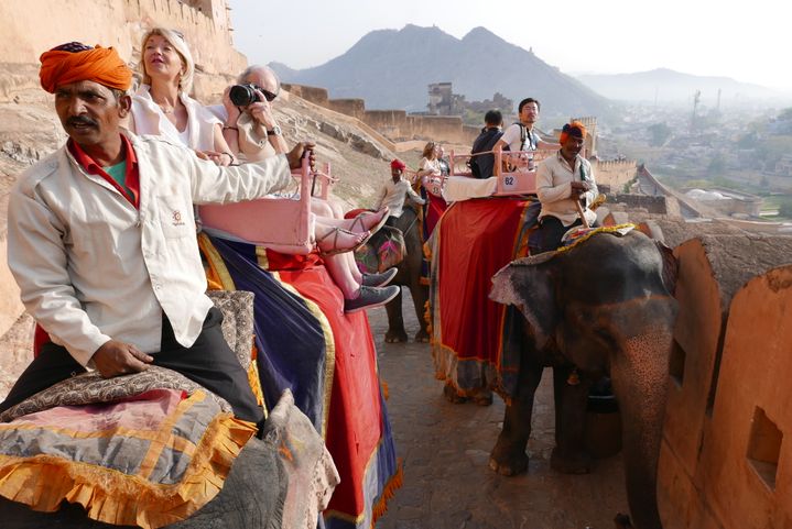 Montée à dos d'éléphant au fort Amber, siège originel du pouvoir royal et un des plus beaux édifices du Rajasthan, près de Jaipur (Photo EMMANUEL LANGLOIS)