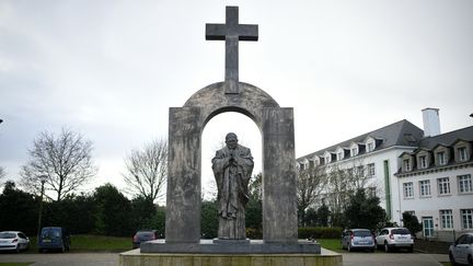 Le Conseil&nbsp;d'Etat a décidé, le 25 octobre, de retirer la croix qui surplombe&nbsp;une statue de Jean-Paul II à Ploërmel, dans le Morbihan. (DAMIEN MEYER / AFP)