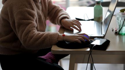 Une salariée en télétravail à Marseille (Bouches-du-Rhône), le 9 janvier 2022. (MAXPPP)