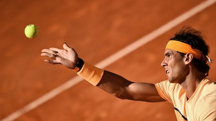 Rafael Nadal au service (FILIPPO MONTEFORTE / AFP)