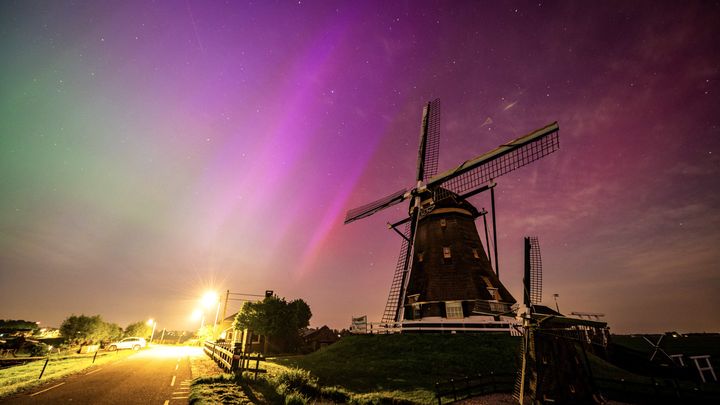 Aurores boréales photographiées au-dessus du Molenviergang, le moulin à vent emblématique des Pays-Bas, le 10 mai 2024. (JOSH WALET/MAXPPP)