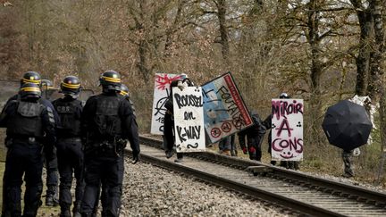 Demonstrators and law enforcement officers face each other during mobilizations against the planned A69 motorway project linking Toulouse and the city of Castres, February 15, 2024. (ED JONES / AFP)