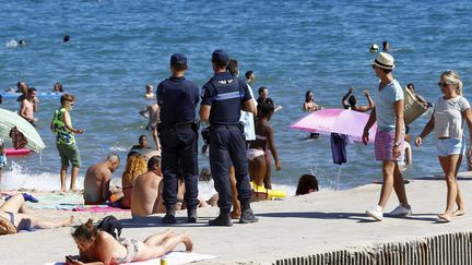 Des policiers municipaux surveillent les plages de Cannes, où la baignade en burkini a été interdite par arrêté municipal. (PATRICE LAPOIRIE / MAXPPP)