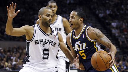 La défense de Tony Parker devant le Jazz Devin Harris, sous les yeux de Tim Duncan