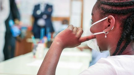 Dans une école primaire à Clichy-sous-Bois (Seine-Saint-Denis), le 6 septembre 2021. (LUC NOBOUT / MAXPPP)