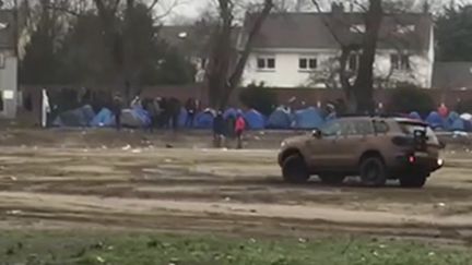 Un véhicule de la patrouille Vigipirate a effectué des dérapages devant un camp de migrants avant de s'embourber. (FRANCEINFO)