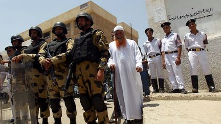 A la sortie d'un bureau de vote au Caire, en Egypte, le 16 juin 2012. (KHALED DESOUKI / AFP)