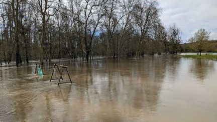 À Tournon-Saint-Martin, dans l'Inde, la Creuse a inondé l'aire de camping dans la nuit du vendredi 29 au samedi 30 mars. (FRANCE BLEU BERRY)