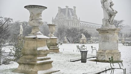 Les Tuileries sont recouvertes de neige à Paris, le 16 janvier 2021. (JULIEN MATTIA / ANADOLU AGENCY/AFP)