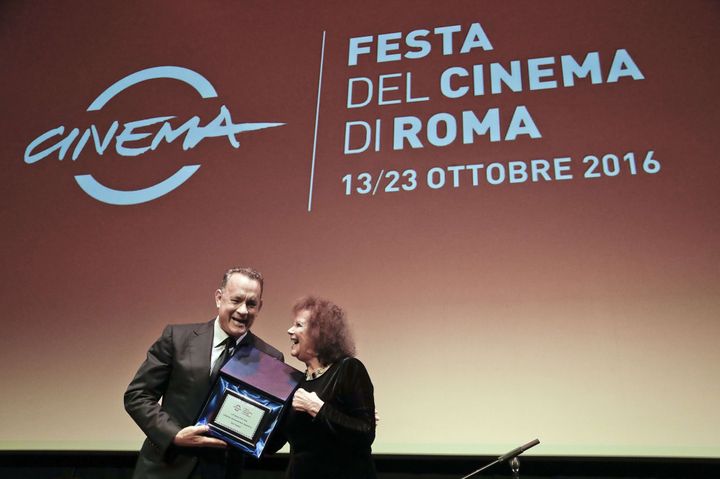 Tom Hanks reçoit un prix pour l'ensemble de sa carrière des mains de Claudia Cardinale, le 13 octobre.
 (Andrew Medichini/AP/SIPA)