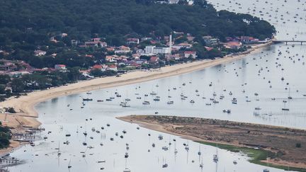 Les touristes ont été au rendez-vous en cet été 2022. Photo d'un Cap Ferret envahi par les bateaux de plaisance au Bassin d'Arcachon, le 29 juillet. (THIBAUD MORITZ / AFP)