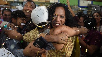 Des militants de la cause LGBT célèbrent à Bombay la décision de la Cour suprême indienne de dépénaliser l'homosexualité, le 6 septembre 2018. (INDRANIL MUKHERJEE / AFP)