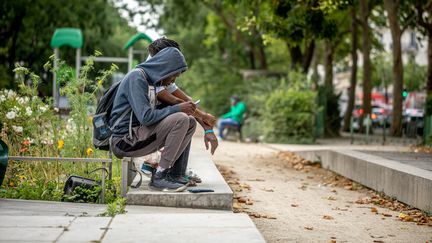 Des adolescents à Paris, le 2 juillet 2020. (JULIE LIMONT / HANS LUCAS/ AFP)