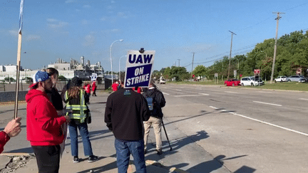 Aux États-Unis, le secteur automobile est en crise. Trois usines (Ford, General Motors et Stellantis) ont lancé simultanément une grève inédite avec le puissant syndic de l’automobile. Près de 13 000 salariés vont débrayer.