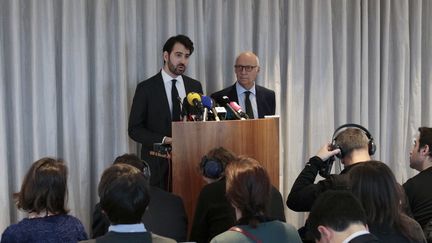 Antonin Lévy et Pierre Cornut-Gentille, les avocats de François et Penelope Fillon, lors d'une conférence de presse à Paris, le 9 février 2017. (GEOFFROY VAN DER HASSELT / AFP)