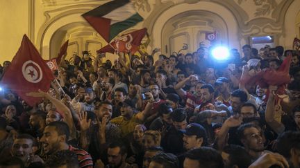 La joie de la foule à Tunis, le 13 octobre 2019,&nbsp; après l'annonce de la victoire de Kaïs Saïed à la présidentielle (AFP - YASSINE GAIDI / ANADOLU AGENCY)