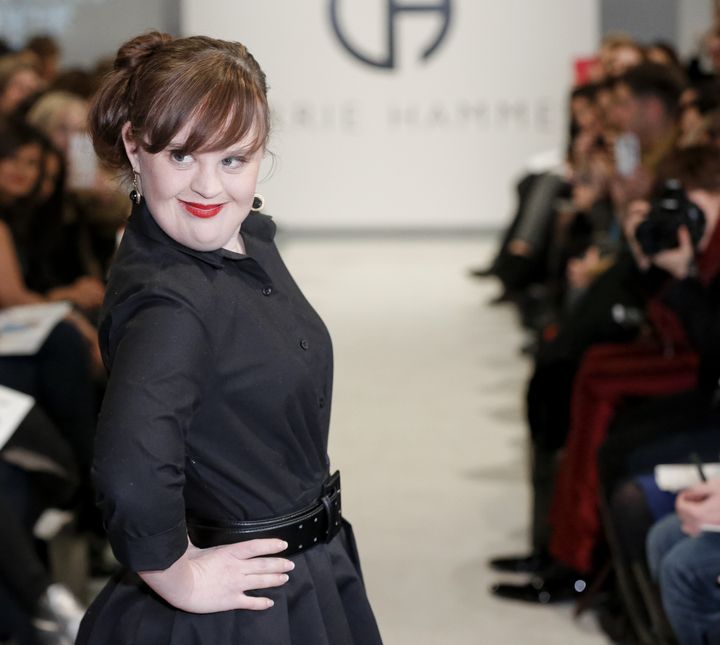 Cette saison, la fashion week de New York a joué le rôle de précurseur : Jamie Brewer - actrice et mannequin atteinte de trisomie 21 - a défilé pour la créatrice Carrie Hammer. L'actrice a posé pour la campagne de la créatrice intitulée "Role Models not runway models" (des modèles, pas seulement des mannequins) montrant des "vraies" femmes. Jamie Brewer a ainsi déclaré dans le magazine Today: "Les fillettes et même les jeunes femmes [qui vont me voir] se diront 'hé, si elle peur le faire, je peux le faire aussi!' (...) C'est une vraie inspiration d'être un modèle pour les jeunes femmes, [de les encourager] à être qui elles sont et montrer qui elles sont". 
 (BRIAN ACH / GETTY IMAGES NORTH AMERICA / AFP)