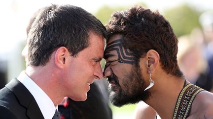 Le Premier ministre français Manuel Valls et un guerrier maori, le 2 mai 2016 à Auckland (Nouvelle-Zélande). (MICHAEL BRADLEY / AFP)