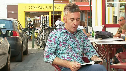 Philippe Fusaro devant sa librairie "L'oiseau siffleur"
 (Capture d&#039;écran France 3 / Culturebox )