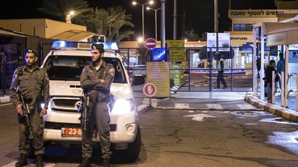 La police isra&eacute;lienne bloque la fronti&egrave;re entre Isra&euml;l et l'Egypte dans le nord du Sina&iuml;, apr&egrave;s l'explosion d'un car de touristes sud-cor&eacute;ens, le 16 f&eacute;vrier 2014. (JACK GUEZ / AFP)