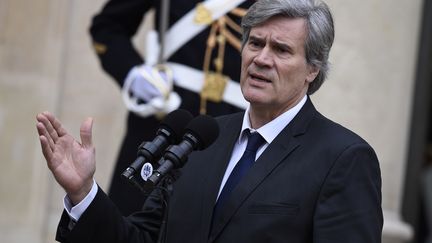 Stéphane Le Foll fait une déclaration sur le perron de l'Elysée, à l'issue du Conseil des ministres le 4 janvier 2016. (LIONEL BONAVENTURE / AFP)