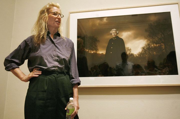 Annie Leibovitz devant une de ses photos de la reine Elisabeth II réalisée en 2007.
 (Jacquelyn Martin/AP/SIPA)