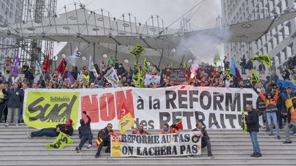 Des opposants à la réforme des retraites manifestent à La Défense, près de Paris, le 20 avril 2023. (CLAIRE SERIE / HANS LUCAS / AFP)