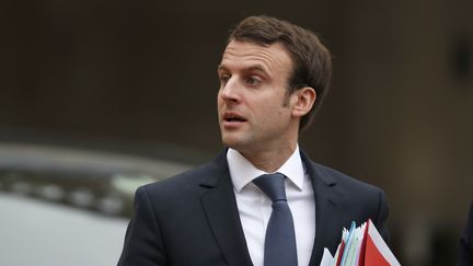 Le ministre de l'Economie Emmanuel Macron apr&egrave;s le premier conseil des ministres de l'ann&eacute;e, le 5 janvier 2015 &agrave; l'Elys&eacute;e. (CHARLES PLATIAU / REUTERS)