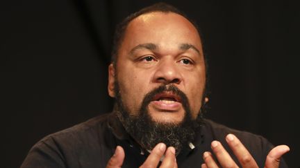 Dieudonné lors d'une conférence de presse, le 20 mai 2017, au théâtre de la Main d'Or à Paris. (JACQUES DEMARTHON / AFP)