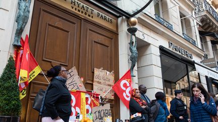 Des employés du Park Hyatt Vendôme bloquent l'entrée de l'hôtel, le 10 octobre 2018. (AFP)