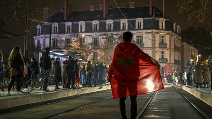 Des supporters du Maroc ont célébré la qualification de l'équipe&nbsp;en quart de finale de la Coupe du monde de football au Qatar, le 6 décembre 2022 à Dijon. (EMMA BUONCRISTIANI / MAXPPP)