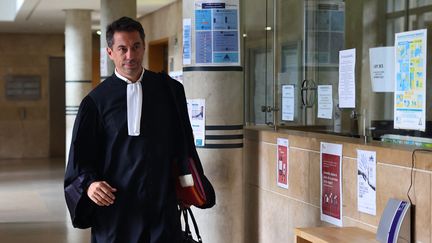 L'avocat du policier soupçonné de violences sur Hedi à Marseille,  Pierre Gassend, le 3 août 2023 au Palais de justice d'Aix-en-Provence. (CLEMENT MAHOUDEAU / AFP)