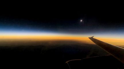 L'éclipse de soleil vu depuis un avion, le 2 juillet 2019 au-dessus du Chili. (ARIEL MARINKOVIC / AFP)