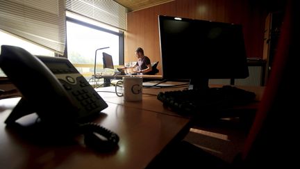 Un salarié seul à son bureau, le 15 mai 2020, à Nice (Alpes-Maritime). (FRANTZ BOUTON / MAXPPP)