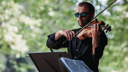 Un musicien de l'ensemble Contraste aux côtés de Rosemary Standley (Moriarty),&nbsp;dans le parc&nbsp;du Mazeau à Saint Priest Taurion près de Limoges. (Hamelin Chanteloup)