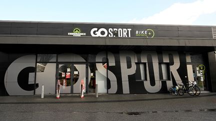 Une vitrine Go Sport à Melesse (Ille-et-Vilaine), le 16 janvier 2023. (DAMIEN MEYER / AFP)