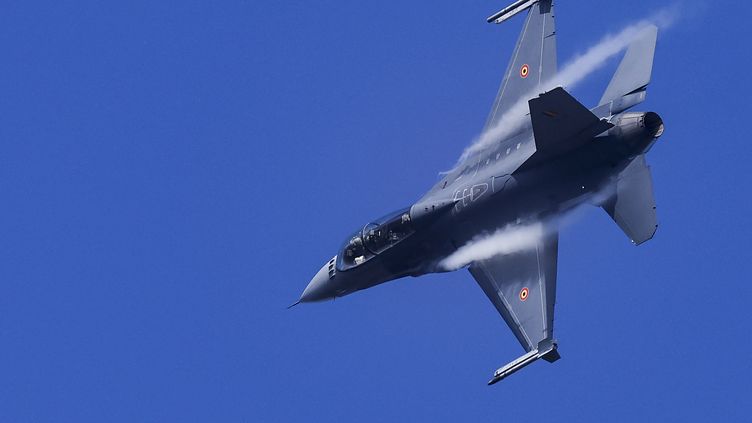 Un avion de combat belge F-16 participe à l'exercice nucléaire aérien de l'OTAN à la base aérienne de Kleine-Brogel, en Belgique, le 18 octobre 2022. (KENZO TRIBOUILLARD / AFP)