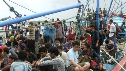 Demandeurs d'asile sur un bateau de pêcheur le 24 mai 2011 après le naufrage de leur embarchation au large des côtes indonésiennes. Ils avaient l'intention de se rendre sur l'île de Christchurch, territoire australien le plus proche de l'île indonésienne de Java. (Reuters - Stringer)