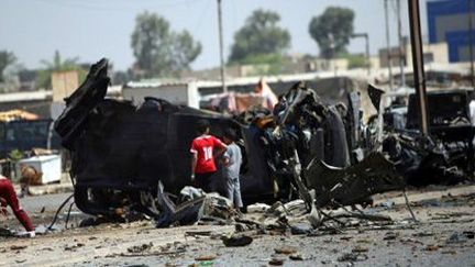 Près du siège de la chaîne de télévision al-Ahad à Baladiyat (banlieue est de Beyrouth), le 15 août 2013, après un attentat à la voiture piégée. (AFP - Ali al-Saadi)