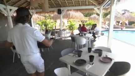 Désormais, pour se rendre aux Antilles, les&nbsp;voyageurs devront justifier d'un motif impérieux, selon les nouvelles mesures de restrictions annoncées par Jean Castex vendredi 29 janvier. C'est un nouveau coup dur pour les professionnels du tourisme, à quelques jours du début des vacances scolaires.&nbsp; (FRANCE 3)