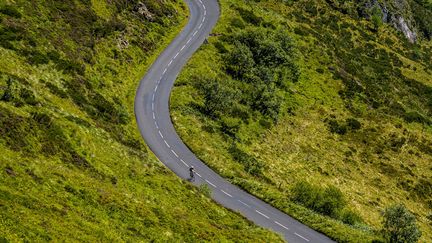 Le peloton du Tour de France va s'écharper au milieu des volcans d'Auvergne. (BERNARD JAUBERT / ONLY FRANCE)