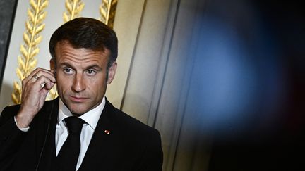 Emmanuel Macron à l'Elysée, le 4 octobre 2023. (JULIEN DE ROSA / AFP)