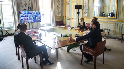 Emmanuel Macron assiste à une réunion du Conseil de sécurité de l'ONU en visioconférence depuis l'Elysée (Paris), le 23 février 2021. (CHRISTOPHE PETIT TESSON / POOL / AFP)