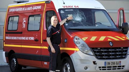 Un camion de pompiers a reçu une pierre sur le pare-brise à Toulouse lors d'une intervention. L'impact est montré par le commandant Thierry Lasserre, le 4 août 2018. (MAXPPP)