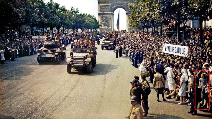 Une foule considérable s'agglutine sur les Champs-Elysées pour voir les chars alliés passer sous l'Arc de Triomphe, après la libération de Paris, le 26 août 1944.  Elizabeth Macaulay est-elle la petite fille encadrée en rouge ? (UNIVERSAL IMAGES GROUP EDITORIAL / GETTY)