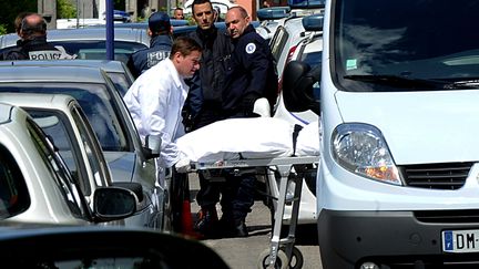 La fusillade est survenue sur un trottoir devant une école du quartier Teisseire à Grenoble (Isère), lundi 25 avril 2016. (JEAN-PIERRE CLATOT / AFP)