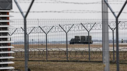 Un camion transporte du matériel militaire sur une des pistes de l'aéroport de&nbsp;Rzeszow (Pologne), le 4 mars 2022. (AGNIESZKA MAJCHROWICZ / ANADOLU AGENCY)