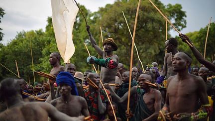 choisis parmi les hommes les plus forts de la tribu arrivent sur le lieu du combat portés par les membres des villages. Puis tout le monde danse et chante pour les encourager. (Carl de Souza / AFP)